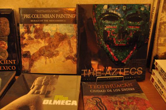 Quantidade 'massacrante' de informações sobre as civilizações pré-colombianas na loja do Museu da Cultura de Oaxaca, no México